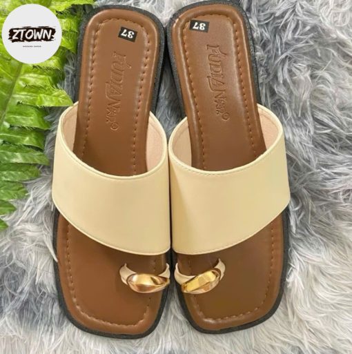 Dép Bản Rộng Móc Ngón Ztown – Tối Giản Nhưng Không Kém Phần Sành Điệu