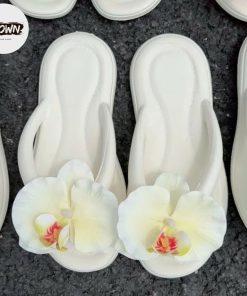 Mang hơi thở của mùa hè rực rỡ, dép hoa trang trí Ztown Shoes là lựa chọn lý tưởng cho những cô nàng yêu sự nhẹ nhàng, lãng mạn. Thiết kế thong sandal đơn giản kết hợp điểm nhấn là những đóa hoa 3D mềm mại, nhiều màu sắc – giúp bạn nổi bật trong từng khoảnh khắc.
