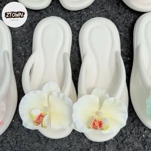 Mang hơi thở của mùa hè rực rỡ, dép hoa trang trí Ztown Shoes là lựa chọn lý tưởng cho những cô nàng yêu sự nhẹ nhàng, lãng mạn. Thiết kế thong sandal đơn giản kết hợp điểm nhấn là những đóa hoa 3D mềm mại, nhiều màu sắc – giúp bạn nổi bật trong từng khoảnh khắc.